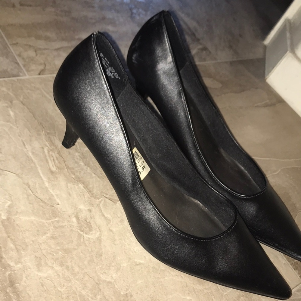 LOW BLACK HEELS